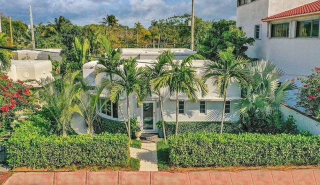 GLAMOROUS BEACH VILLA STEPS FROM THE BEACH