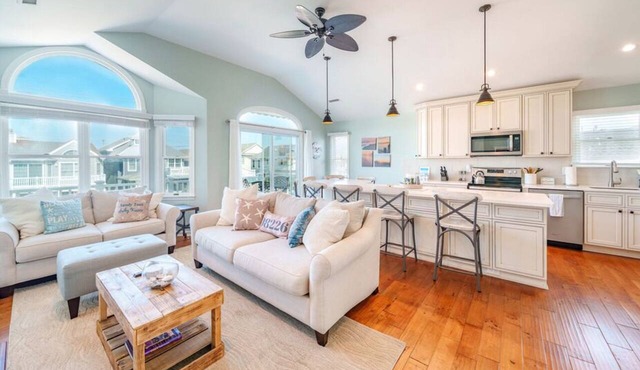 Gold Coast 3BR Condo/Decks, Parking, Walk to Beach