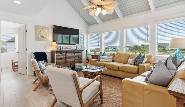 Golf course view villa next to BHI Club, recently renovated!