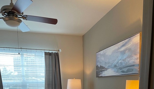 Gorgeous 2 Bed apartment w/ clean & modern Decor.