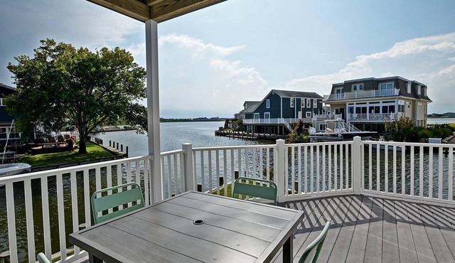 Gorgeous 3 bedroom home off of the Bay in Fenwick Island! Sunset Views, Dock, Close to the Beach, WIFI!
