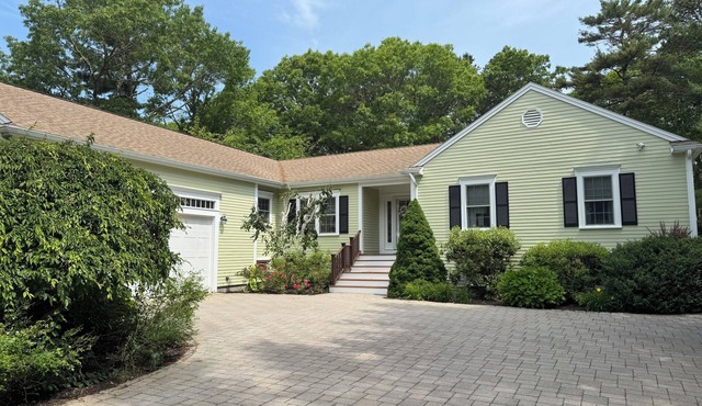 Gorgeous 3-bedroom house close to Willowbend in charming Mashpee