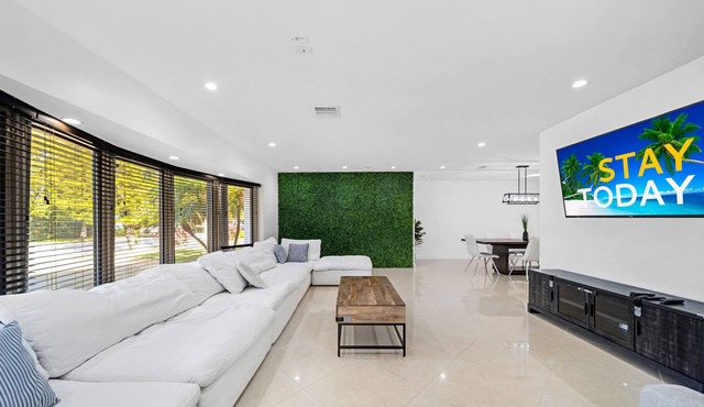 ★★★★★GORGEOUS 7BD/5BA MANSION. SAUNA/POOL/BILLIARD. CLOSE TO HOLLYWOOD BEACH!