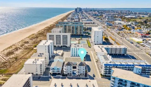 Gorgeous Beach Retreat Semi-Private Pool Views Bikes Grill