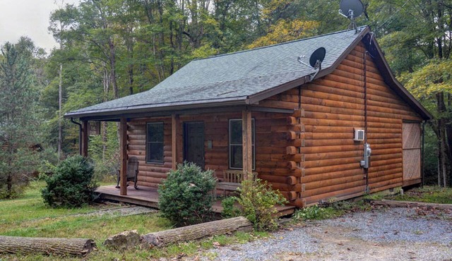 Gorgeous Cabin with Fire Pit and Hot Tub in Bruceton Mills, West Virginia
