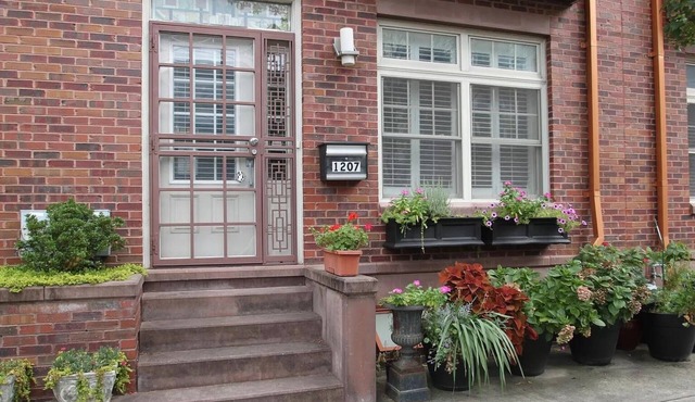 Gorgeous full house! 4 BR, 2 parking spots, next to the subway in South Philly!