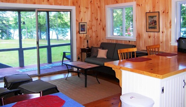 Gorgeous Lake Front, Sandy Beach, Spacious Grounds, Family and Pet Friendly