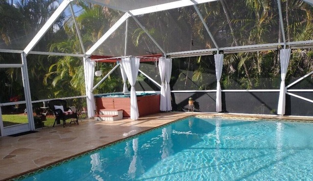 😎 Gorgeous & PRIVATE Tropical🌴Home with HEATED Pool & DELUXE Hot Tub 🏊‍♀️ !!!
