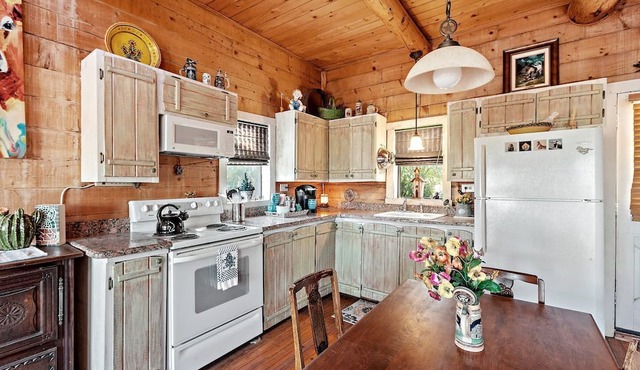 Gorgeous Rustic Log Cabin with Fire Pit and Grill near Top Wineries in Fredericksburg, Texas