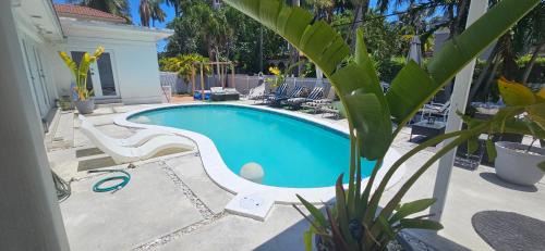 Grand Pool 4 BEDS 4 BATHS Villa Close to Beach!