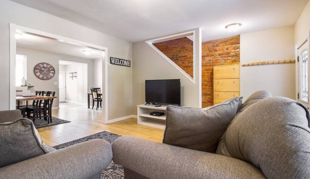 Gray Place | Walk Score 90 | Sleeps 12