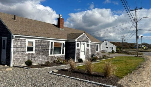 Great Cottage Just Steps From The Beach! "Deck Side"