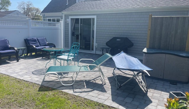 Great Location, Beach 4 minutes walk, Large Patio and Parking for one vehicle.