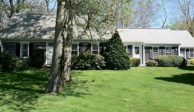 Great location with in-law suite. walk to the Beach and the Village of Dennis!