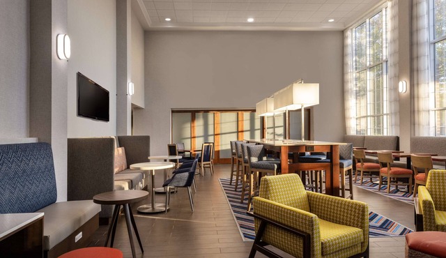 Hampton Inn & Suites State College at Williamsburg Square