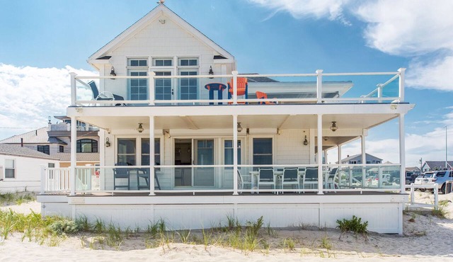 Hamptons Best Beach House. On the Sand. Sleeps 8, Parking. Porch. Beach Gear