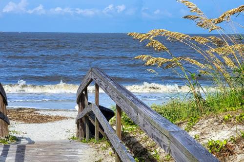 Harbor Island Condo w/Pool Access: Walk to Beach!