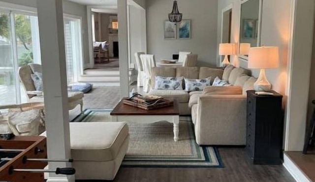 Harris Cottage. Charming waterfront with pool!