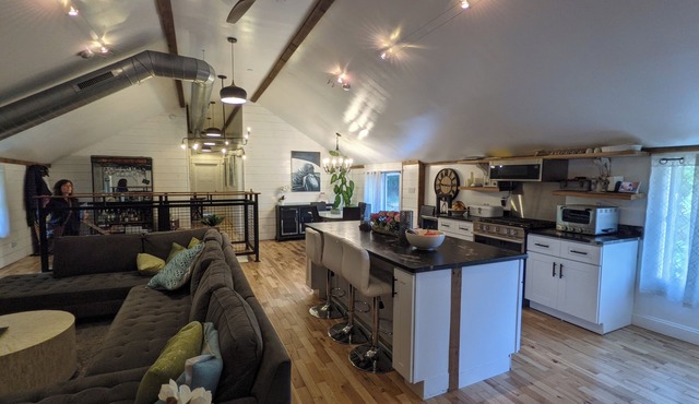 Hay Loft Apartment in Barn - Goshen