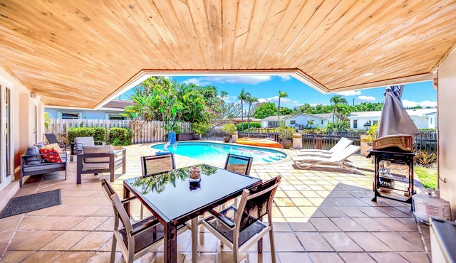 HEATED POOL! KAYAK+WATERFRONT+MOVIE ROOM & NEAR BEACH!