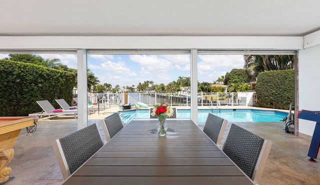 Heated pool, minutes from the beach!