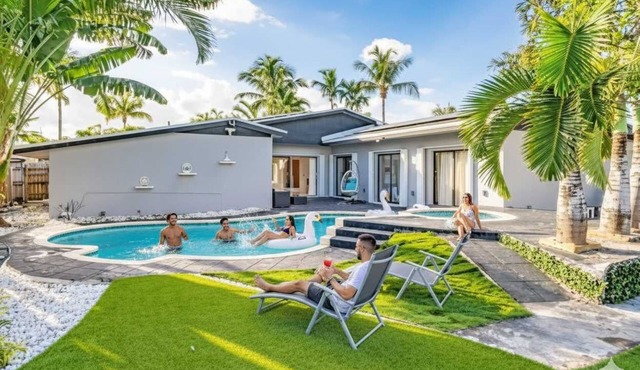 Heated Pool Tropical Backyard 3BR, 12 min to Ocean