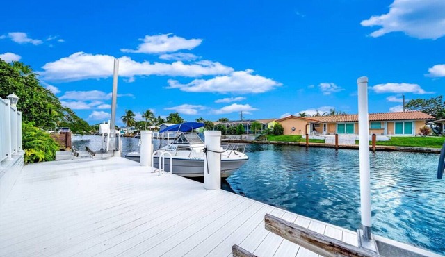 Heated Pool! Waterfront+Pool Tble+1 Mile To Beach!