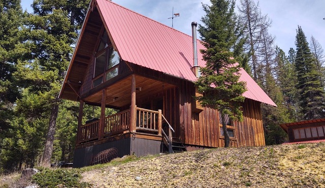 Hidden Mountain Cabin on the Swan River | Two Loft Bedrooms | WiFi