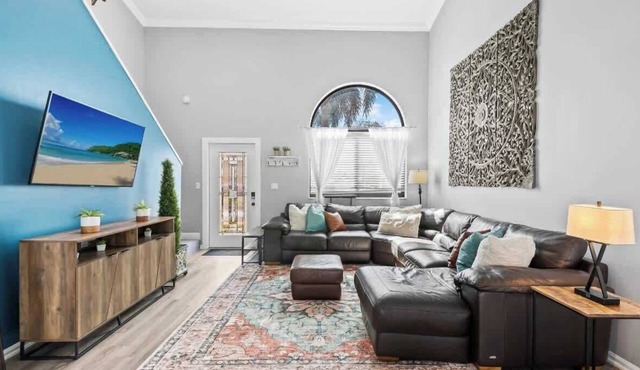 High ceilings *5 min to FLL* pool & game room!