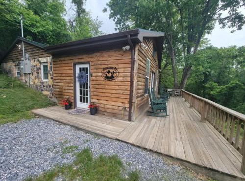 High Ridge Cabin with Hot Tub, Starlink Wi-Fi & Whole-House Generator