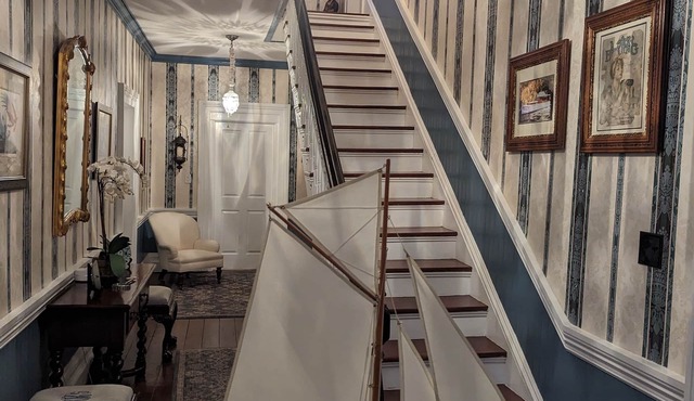 Historic 1889 Victorian second floor 2BR Walk to Downtown Swindell House