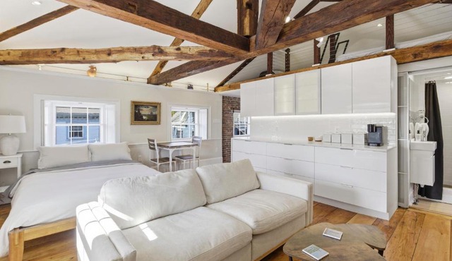 Historic flat - Old Town - 5 min to Salem, beach