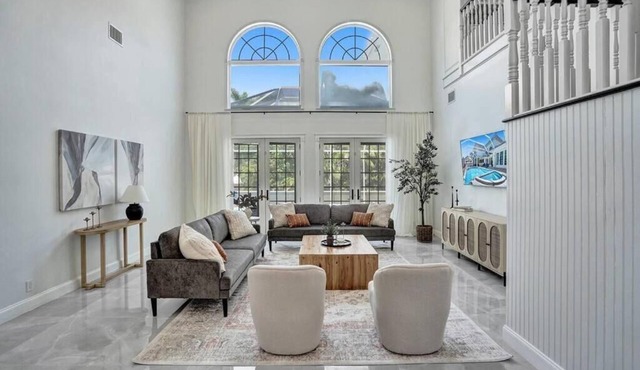 Historic Hollywood Mansion 5 Minutes to the Beach 6BR 5-Bath