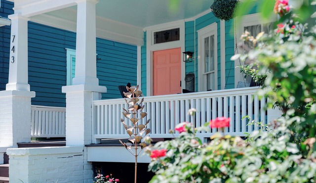 Historic Home with 3 King Beds, Walk to Downtown & Waterfront