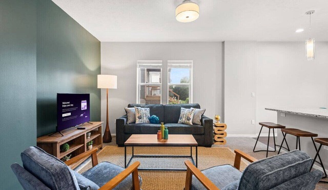 Historic Little Italy Two Bedroom w/Private Drive