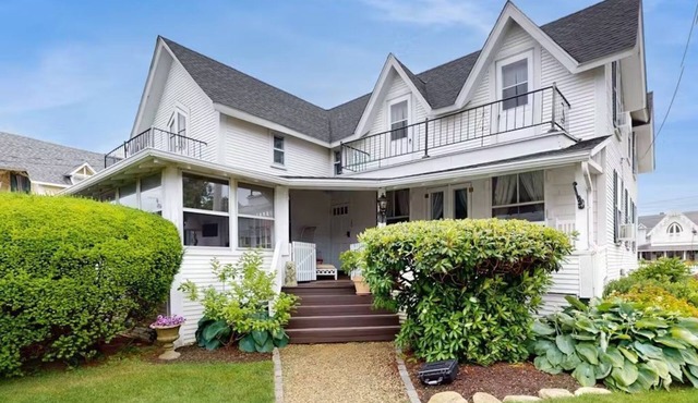 Historic Oak Bluffs Cottage – Porch with View