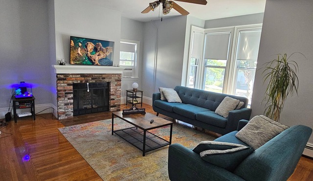 Historic Salem 1 Bedroom Apartment + Office & Walk to Downtown