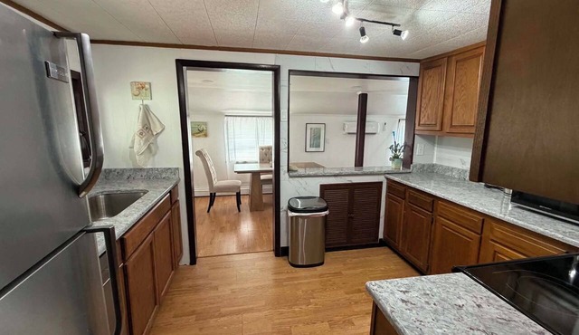 HISTORIC WATERFRONT 2 Bedrooms/4 beds in Chesapeake City with AC