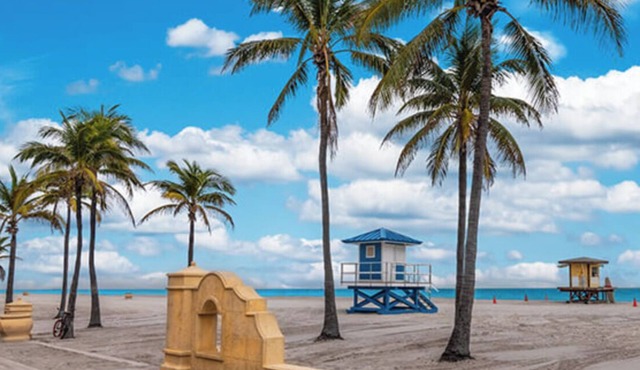 Hollywood Apartment, Amazing Location- Walk to Beach!