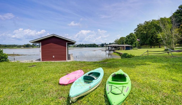 Hot Tub + Fire Pits: Waterfront Lake Anna Escape!