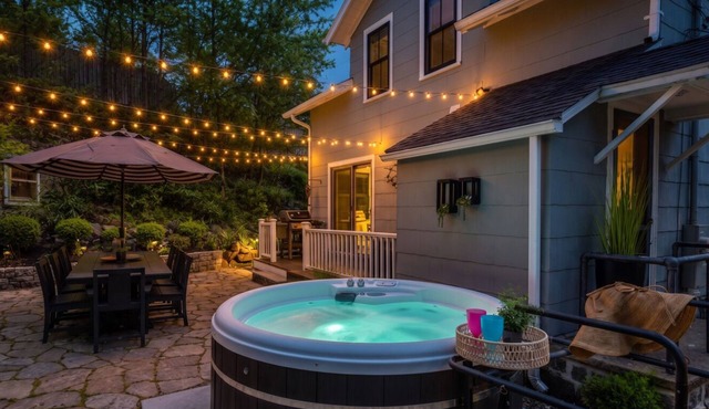 HOT TUB I Downtown Rockport w/parking I Sleeps 8