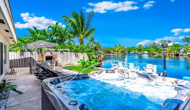 Hot Tub & Kayak! Waterfront + 1 Mile To Beach!
