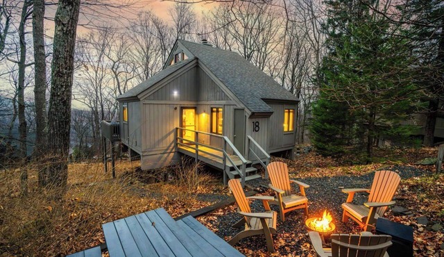 Hot Tub! Walk 2 min to Ski or Hike, 2 Firepits! Pet Friendly! 5 Star Hosts!