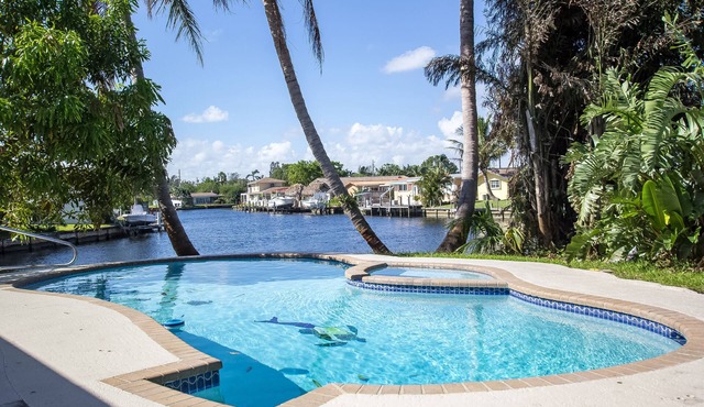 HOT TUB! Waterfront, Pool, Paddle-Boards