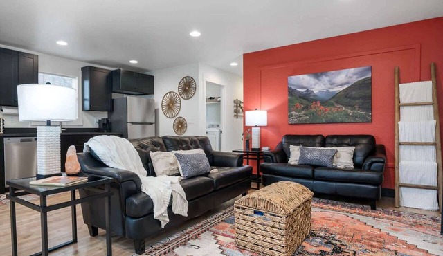 Hot Tub & Workspace | Walk Downtown