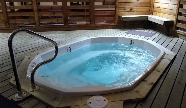 HOT TUBS! Family-Friendly 3 Minute Walk 2 Slopes 1-BR/1-Bath