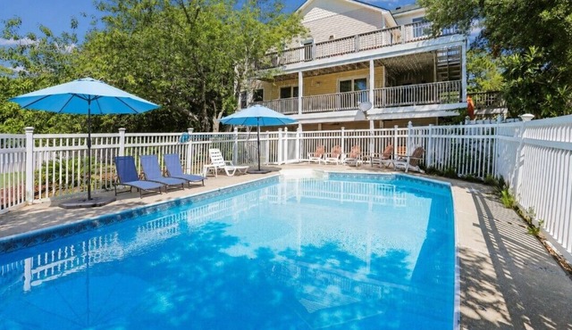 HotTub, Pool Table, Elevator! Large fenced yard, pets in Duck