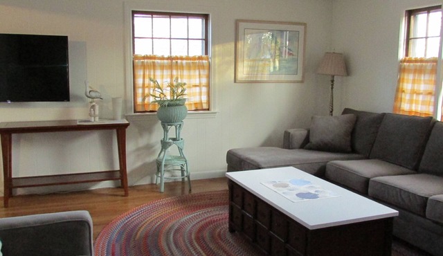 House in Marivista neighborhood, Teaticket. Walk to kayaking on Great Pond.