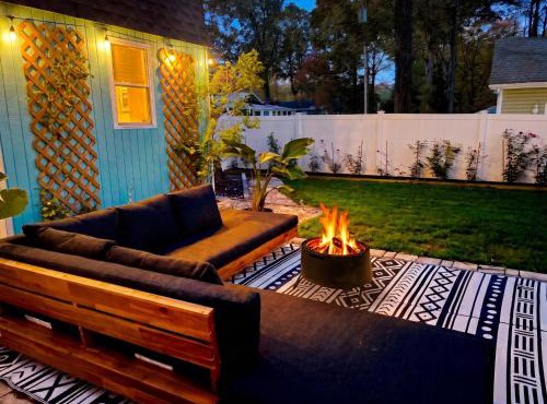 Huge Beach Bungalow- Yard, Beach Pass, King Beds