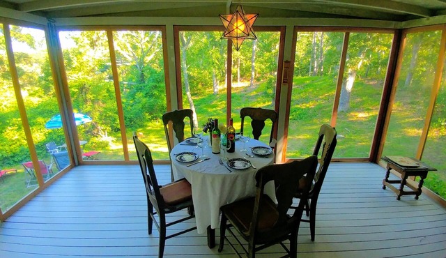 In-Town-WALK TO EVERYTHING! PETS OK! Screened Porch, 3 A/C units, Outdoor Shower